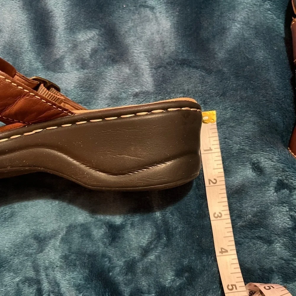Clarks soft cushion sandals, size 9.5, colors light brown dark brown red. Nice
